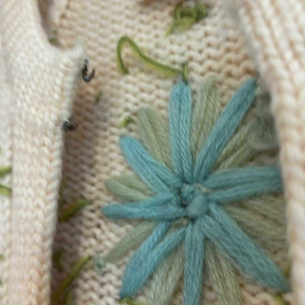 Vintage 100% Wool- Hand Made - Floral Embroidered sweater cardigan - Picture 6 of 10